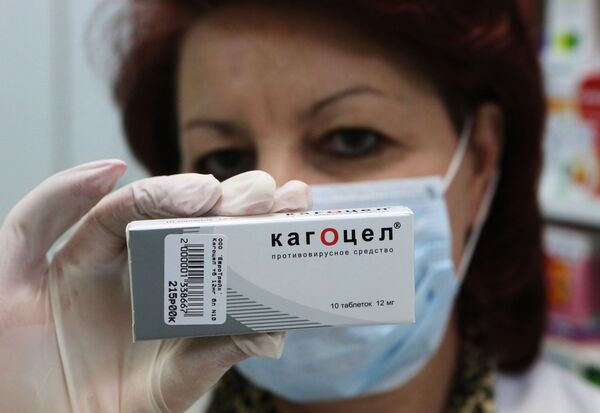 Фармацевт демонстрирует упаковку с лекарственным препаратом