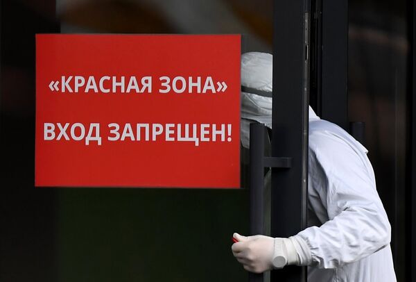 Медицинский сотрудник заходит в красную зону Республиканской клинической инфекционной больницы в Казани