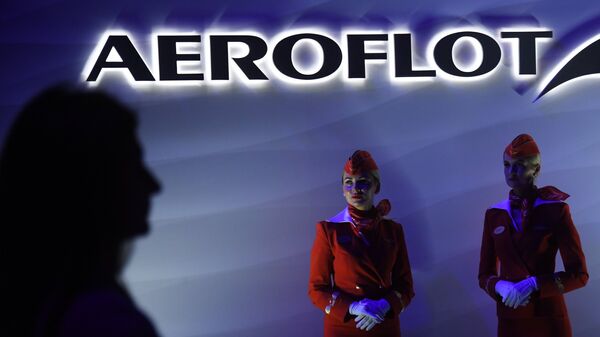 Стюардессы на презентации нового салона самолета Boeing 777 авиакомпании Аэрофлот