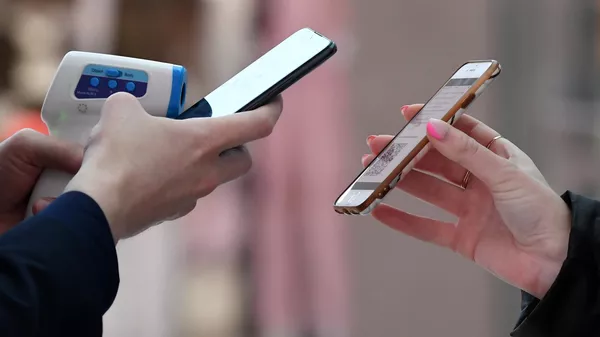 Проверка QR-кодов в общественных местах Казани