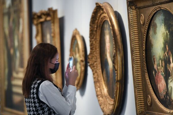 Посетительница в Государственном музее изобразительных искусств имени А. С. Пушкина в Москве