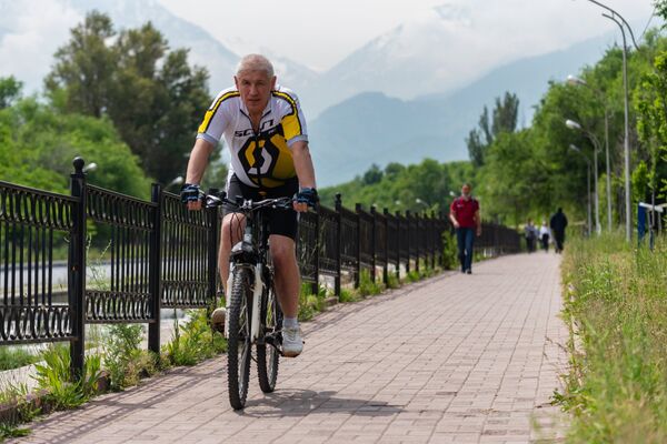Мужчина на велосипеде в одном из парков в Алма-Аты.