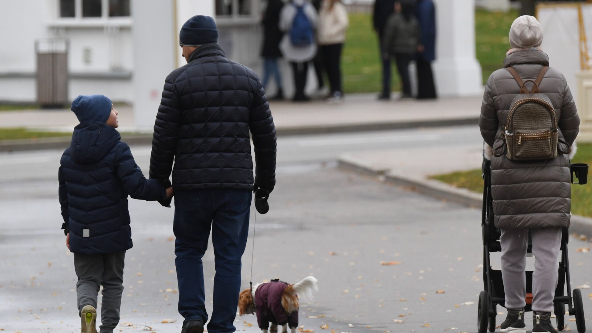 Мужчина с ребенком и собакой гуляют по ВДНХ. - ПРАЙМ, 1920, 12.11.2021