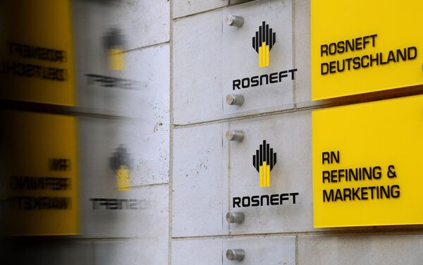 Вывеска на здании штаб-квартиры российской нефтедобывающей компании Роснефть в Берлине