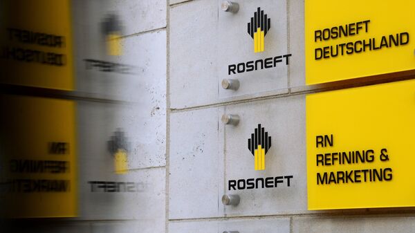 Вывеска на здании штаб-квартиры российской нефтедобывающей компании Роснефть в Берлине