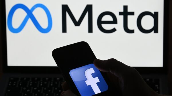 Логотипы компании Facebook и Meta на экранах смартфона и монитора