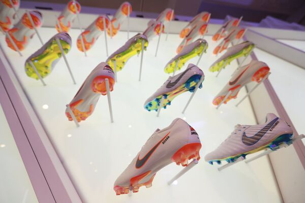 Бутсы из новой коллекции Just Do It компании Nike на презентации в Москве