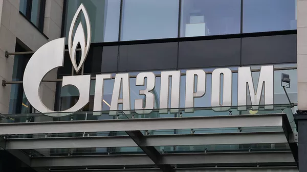 Вывеска на офисе ПАО Газпром на Московском проспекте в Санкт-Петербурге