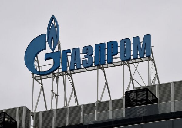 Вывеска на офисе ПАО Газпром на Московском проспекте в Санкт-Петербурге