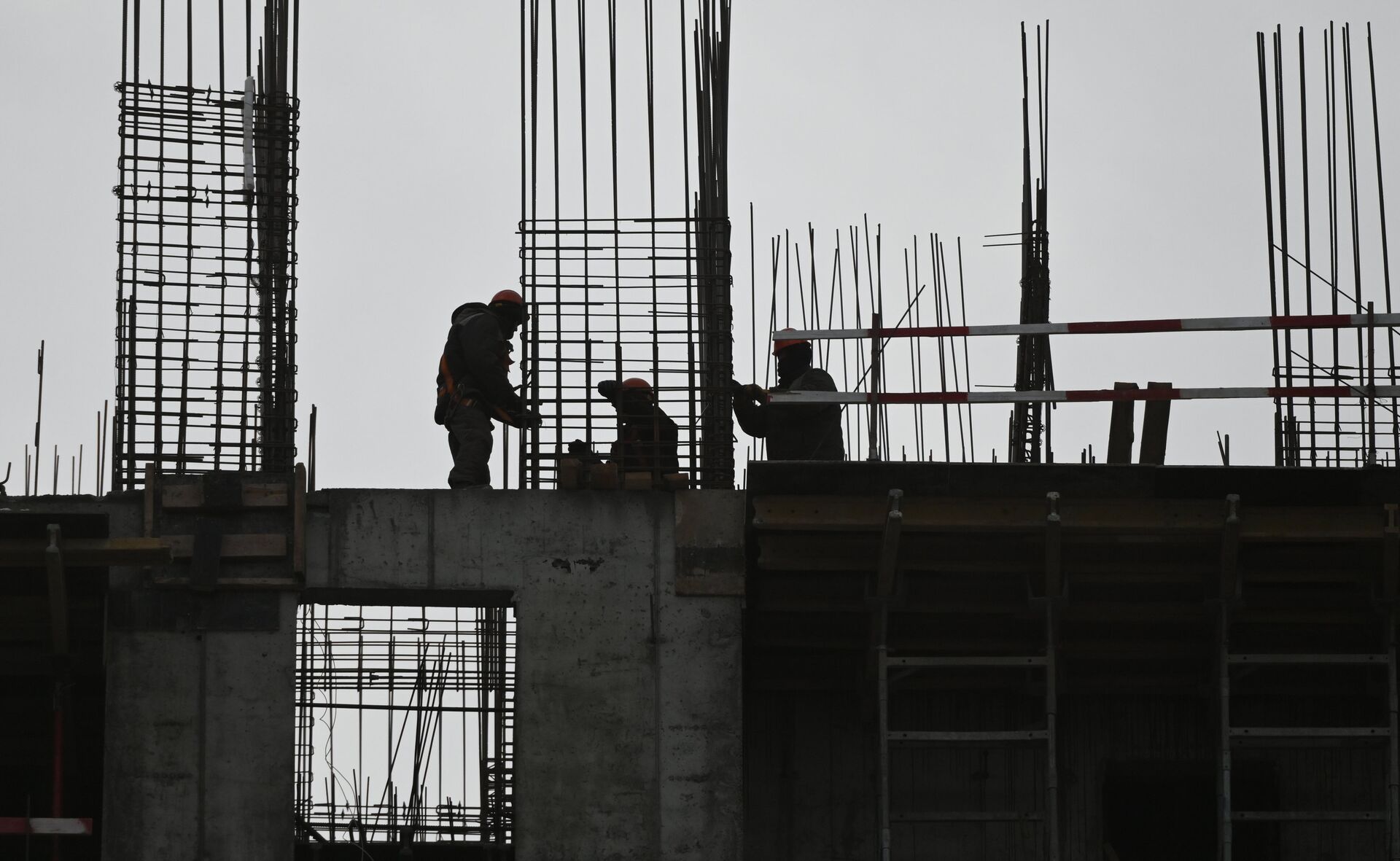 Рабочие на строительной площадке ЖК Ситибэй на Волоколамском шоссе в Москве - ПРАЙМ, 1920, 06.01.2022