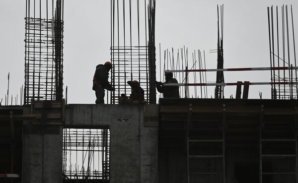 Рабочие на строительной площадке ЖК Ситибэй на Волоколамском шоссе в Москве