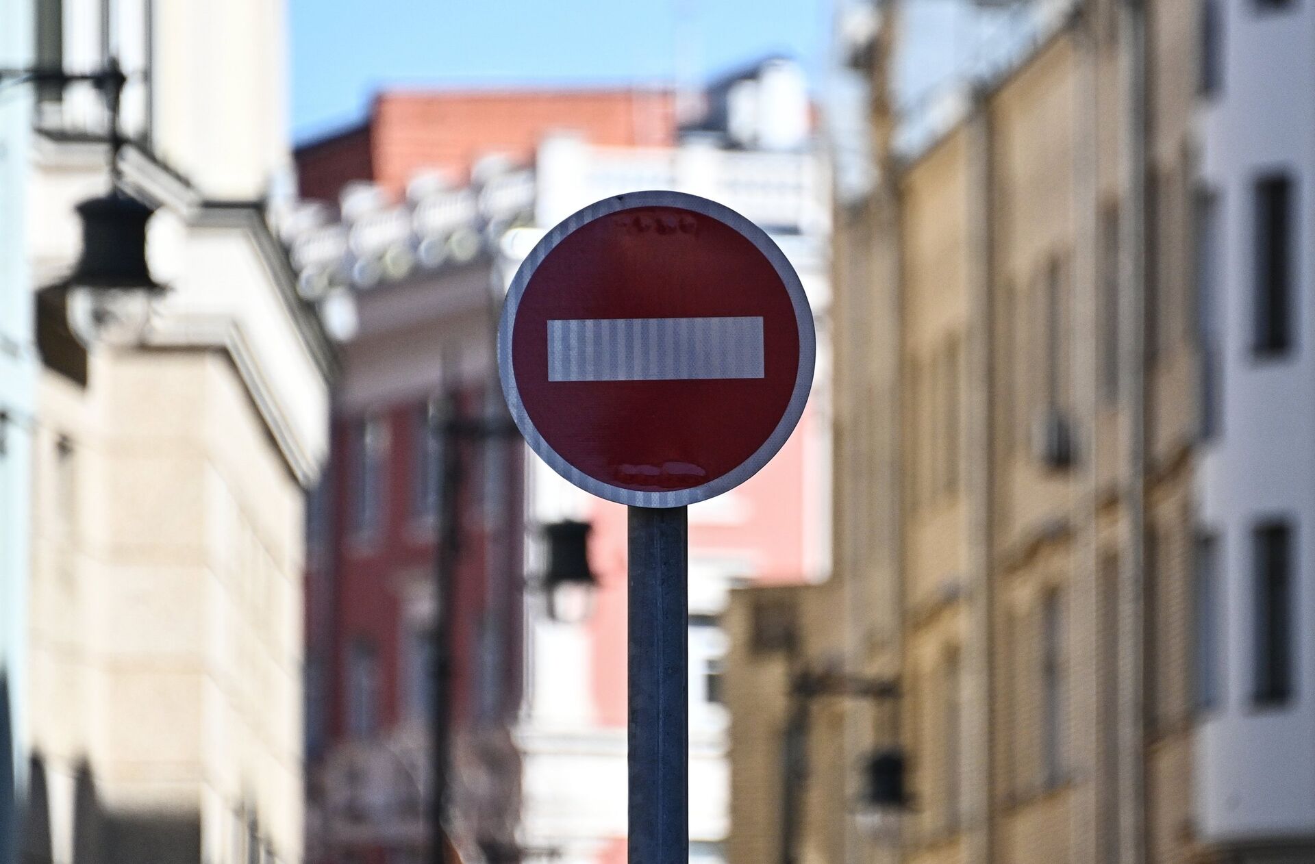 Дорожный знак Въезд запрещен на одной из улиц в Москве - ПРАЙМ, 1920, 29.12.2021