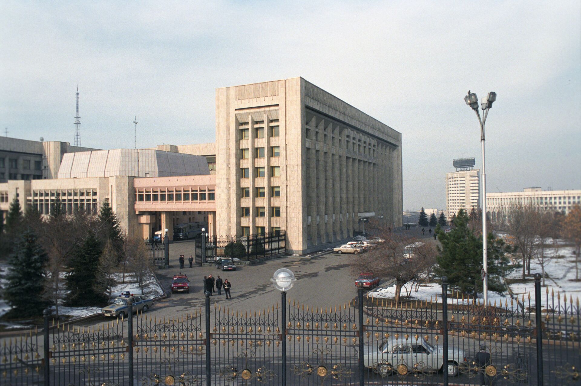 Здание акимата (мэрии) на площади Республики в Алма-Ате - ПРАЙМ, 1920, 05.01.2022
