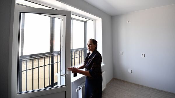 Женщина осматривает свою квартиру
