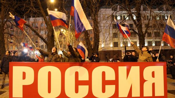 Жители Донецка и Луганска празднуют признание Россией ДНР и ЛНР Жители Донецка и Луганска празднуют признание Россией ДНР и ЛНР