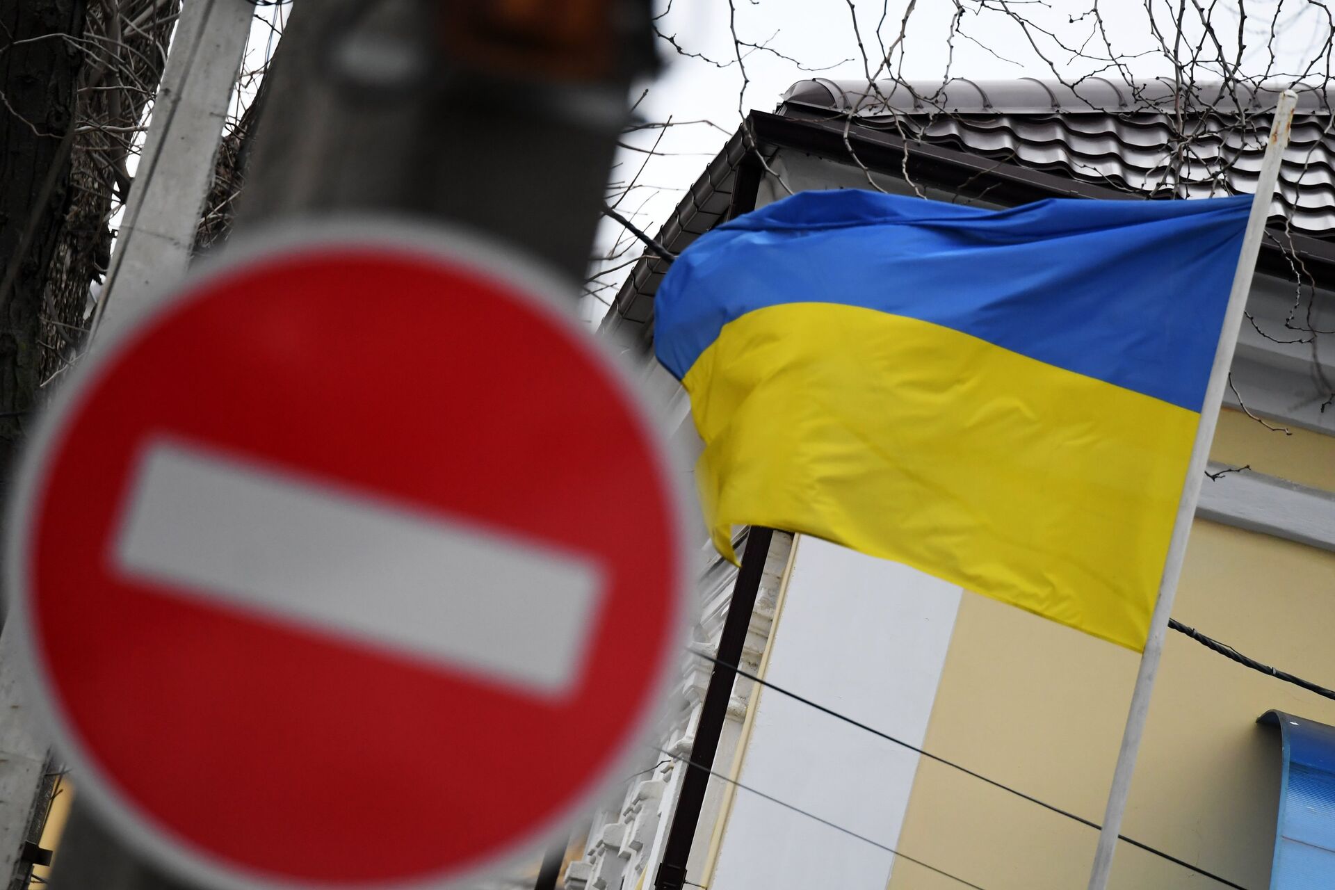 Знак Въезд запрещен и флаг Украины - ПРАЙМ, 1920, 22.04.2023