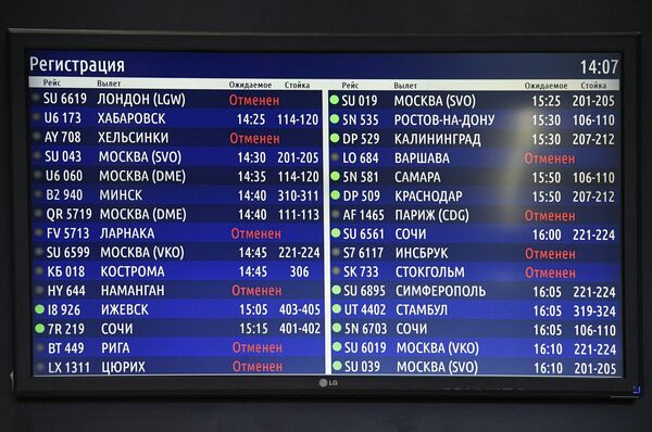 Табло с отмененными рейсами в аэропорту Пулково