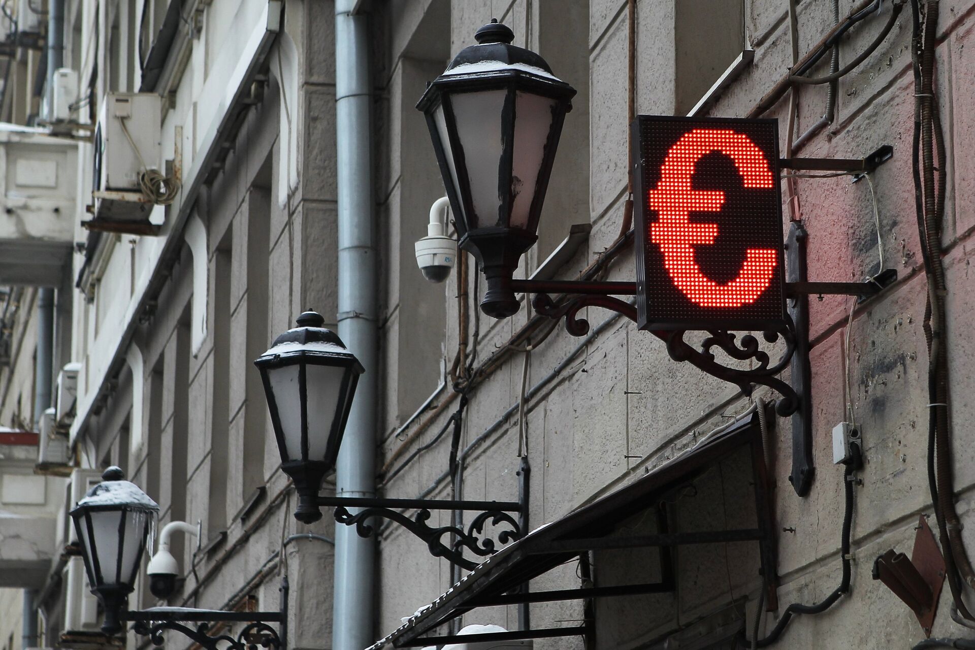 Электронное табло со знаком евро на одной из улиц в Москве. - ПРАЙМ, 1920, 09.06.2022