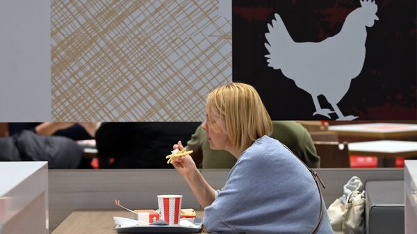 Посетительница в ресторане быстрого питания KFC
