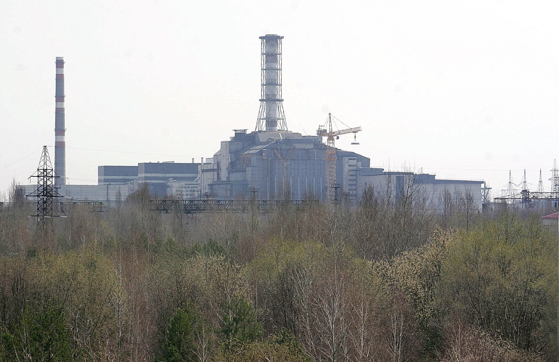 Вид на саркофаг, укрывающий 4-й блок Чернобыльской атомной электростанции. - ПРАЙМ, 1920, 14.03.2022