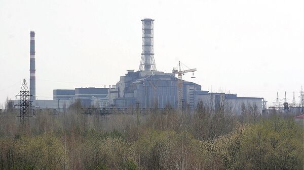 Вид на саркофаг, укрывающий 4-й блок Чернобыльской атомной электростанции.