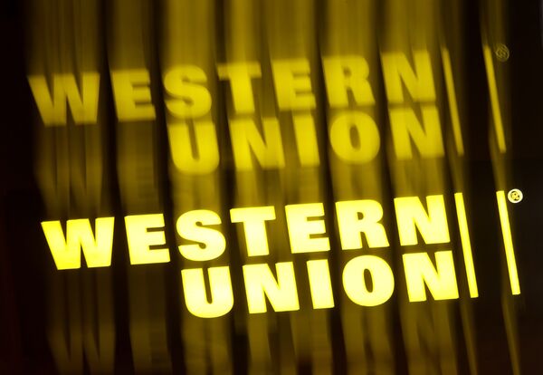 Вывеска с названием Western Union