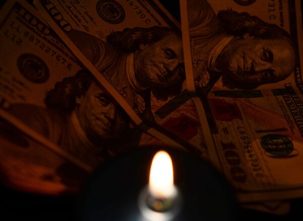 Доллары США и свеча