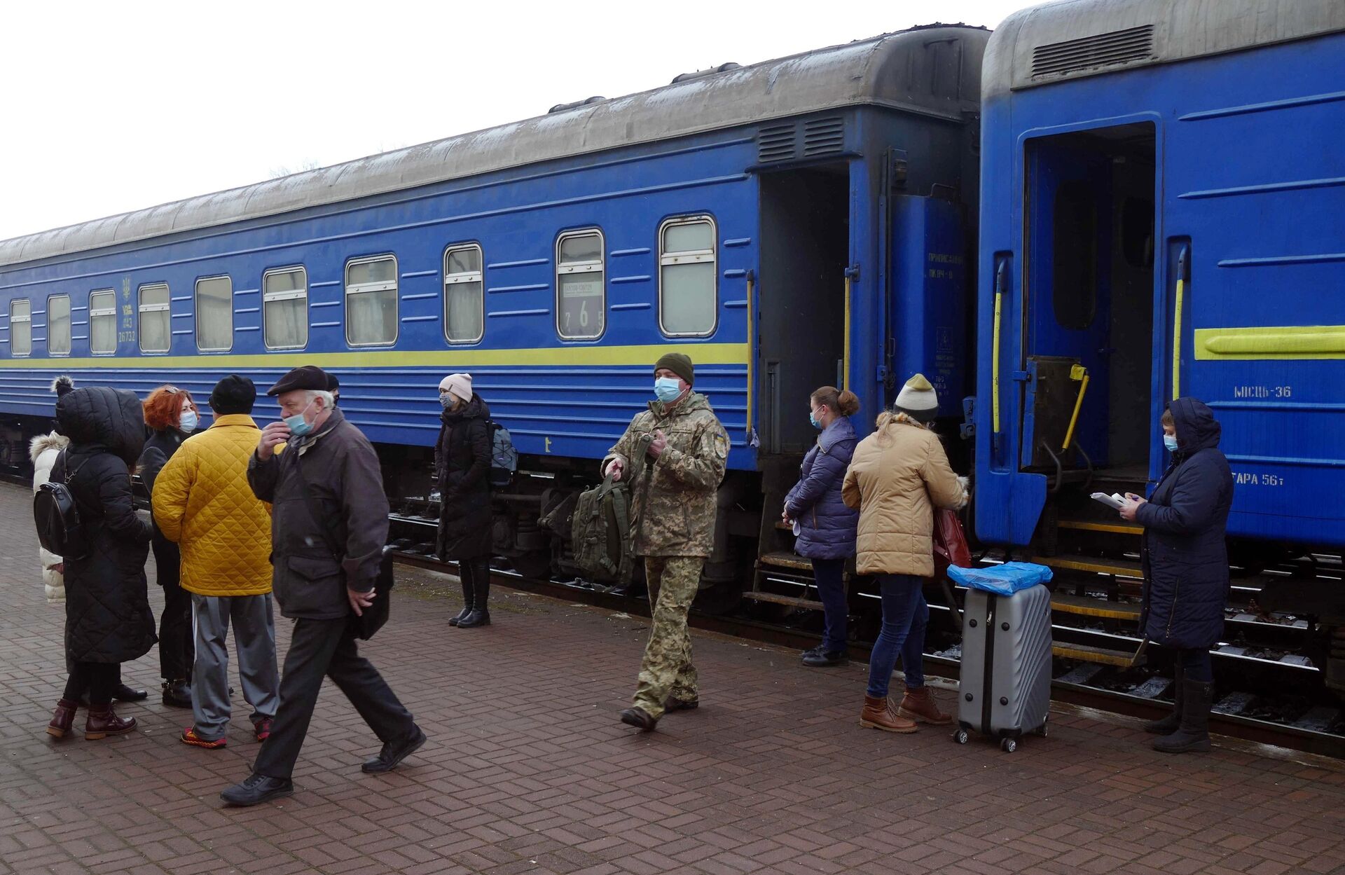 Пассажиры на перроне железнодорожного вокзала - ПРАЙМ, 1920, 25.10.2022