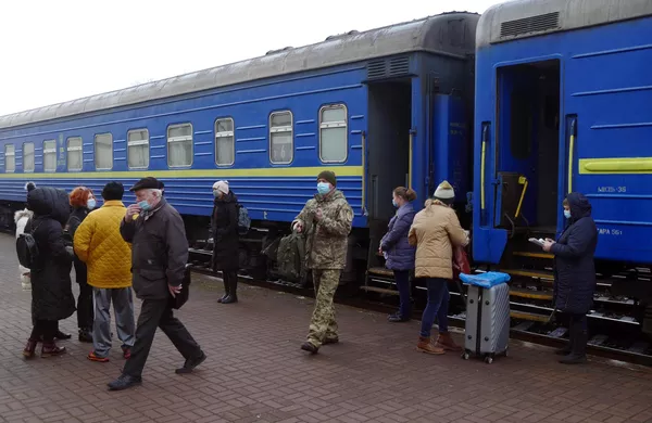 Пассажиры на перроне железнодорожного вокзала