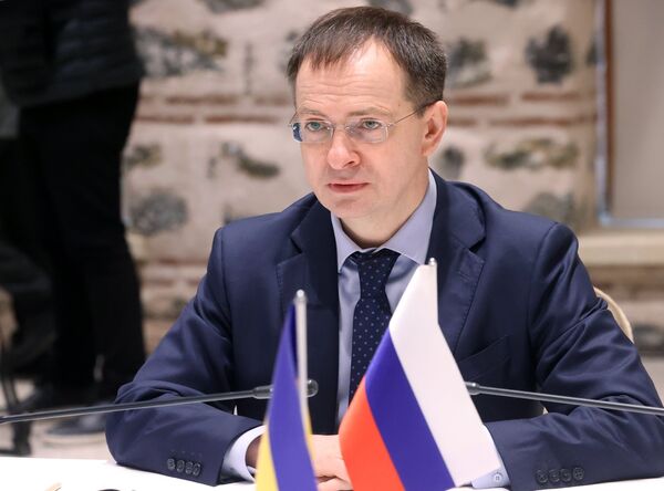 Помощник президента РФ Владимир Мединский во время российско-украинских переговоров