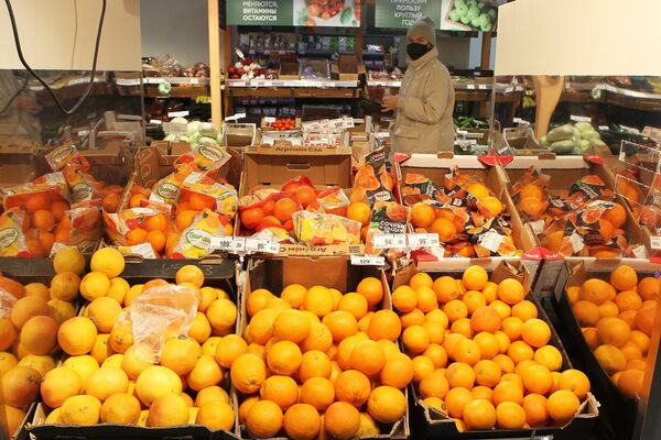 Апельсины на полках в магазине Перекресток