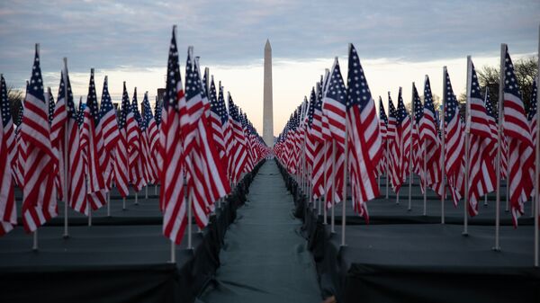 Флаги США перед Монументом Вашингтону