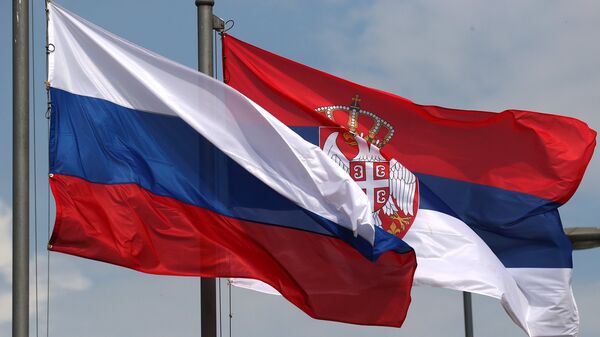 Государственные флаги РФ и Сербии в Белграде.