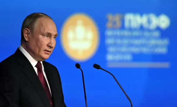 Президент РФ В. Путин принял участие в работе ПМЭФ-2022