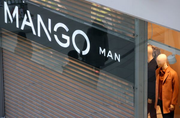 Закрытый магазин одежды Mango в ТЦ Авиапарк в Москве.