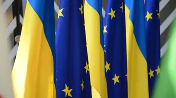 Флаги Украины и Европейского Союза