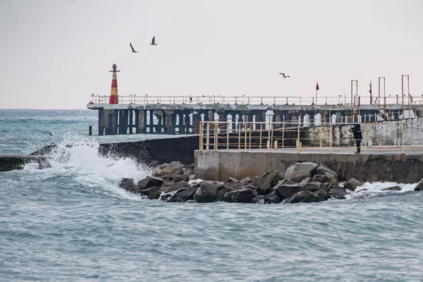 Маяк на причале около морского порта на набережной Алушты