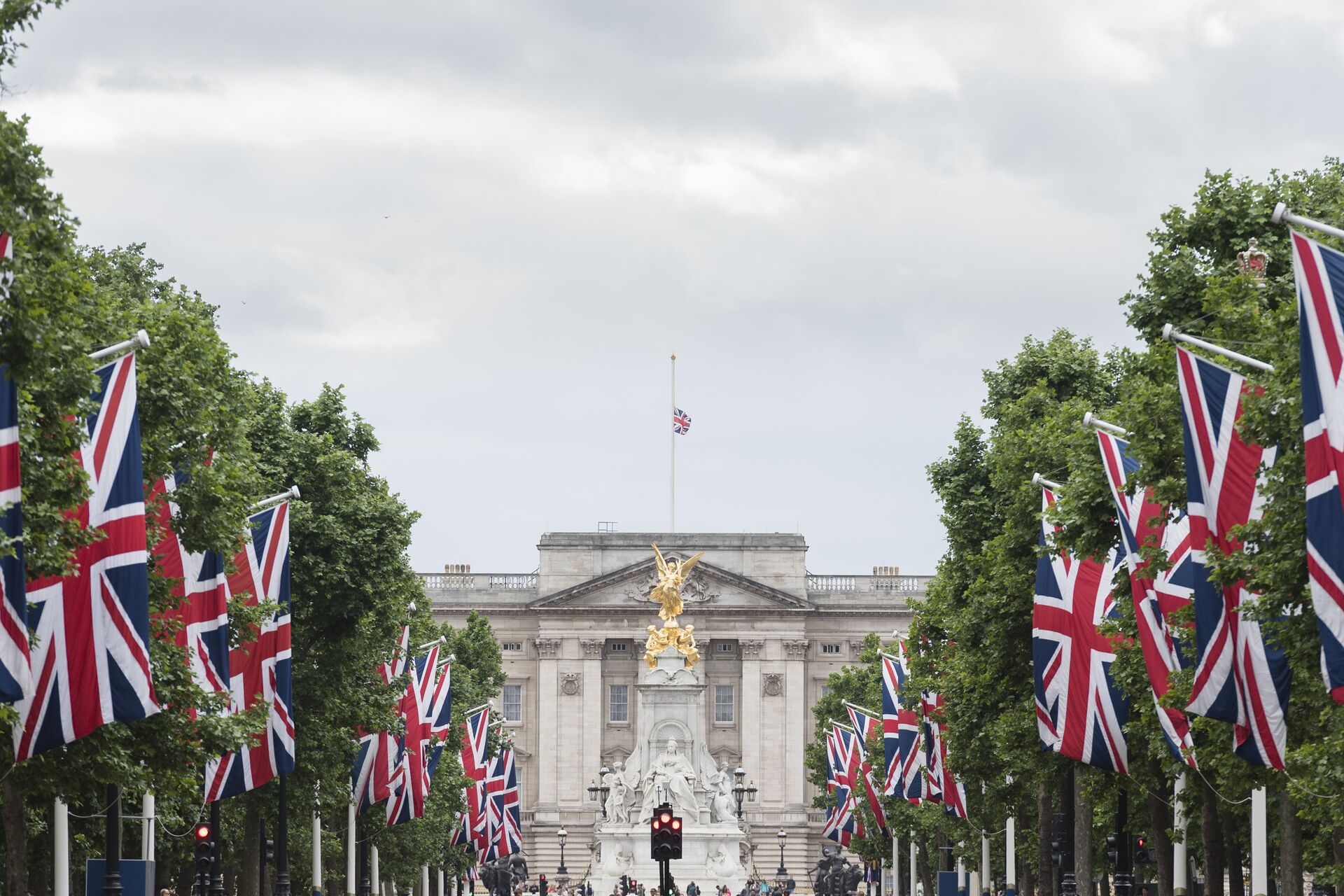 Флаг Великобритании на крыше Букингемского дворца - ПРАЙМ, 1920, 20.08.2022