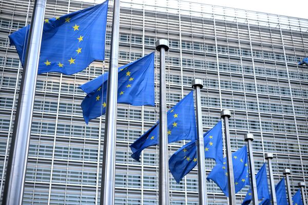 Флаги ЕС у здания штаб-квартиры Европейской комиссии в Брюсселе