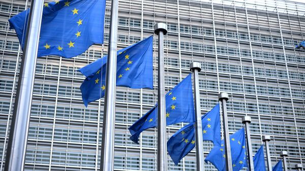 Флаги ЕС у здания штаб-квартиры Европейской комиссии в Брюсселе