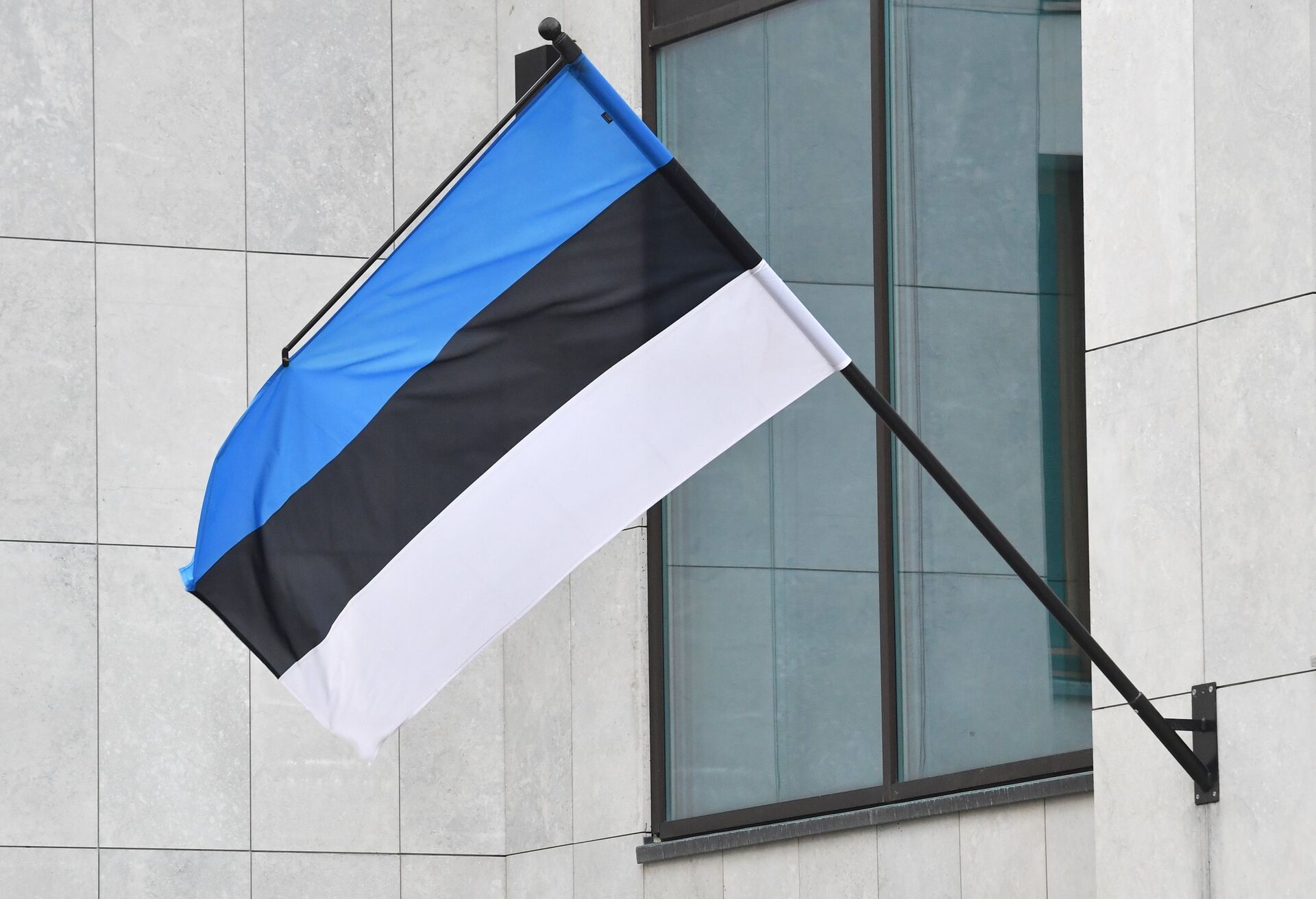 Государственный флаг на фасаде здания посольства Эстонии в Москве. - ПРАЙМ, 1920, 19.07.2022