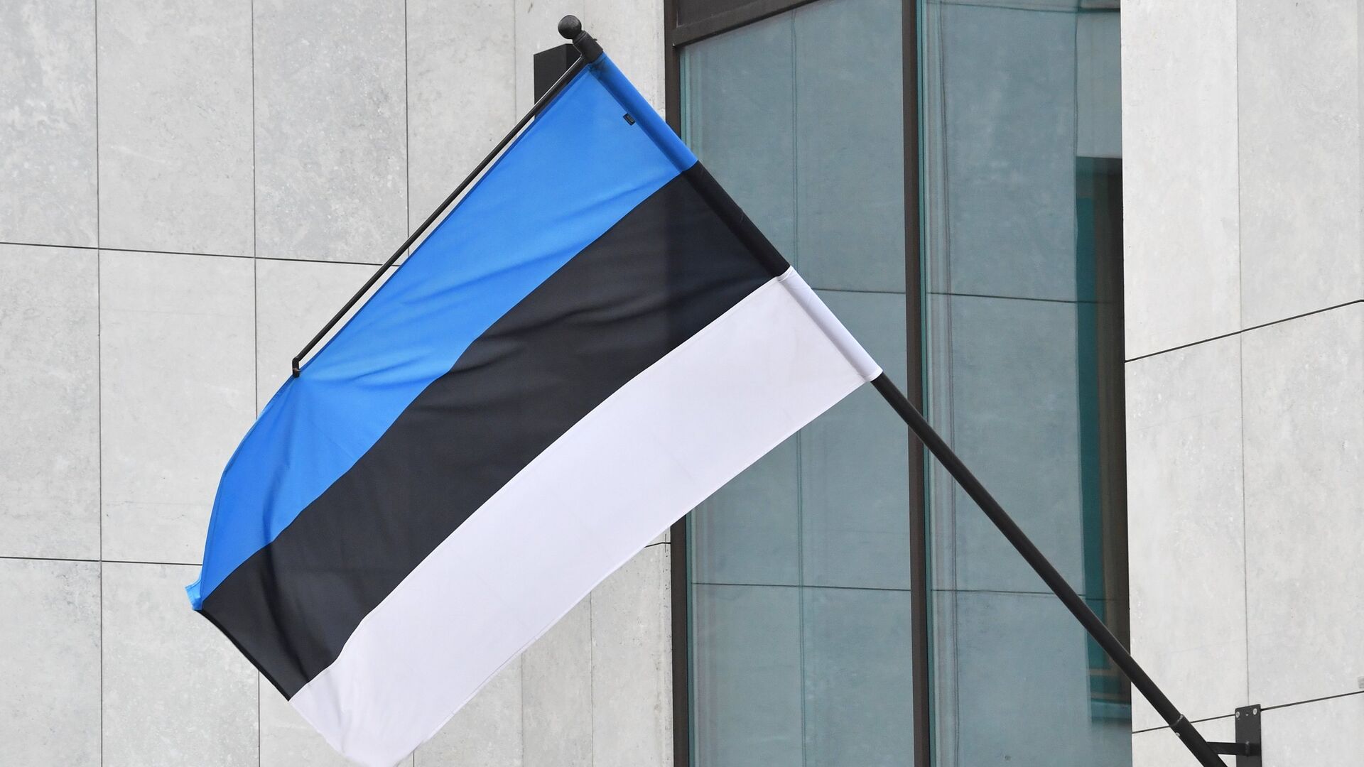 Государственный флаг на фасаде здания посольства Эстонии в Москве. - ПРАЙМ, 1920, 25.01.2024