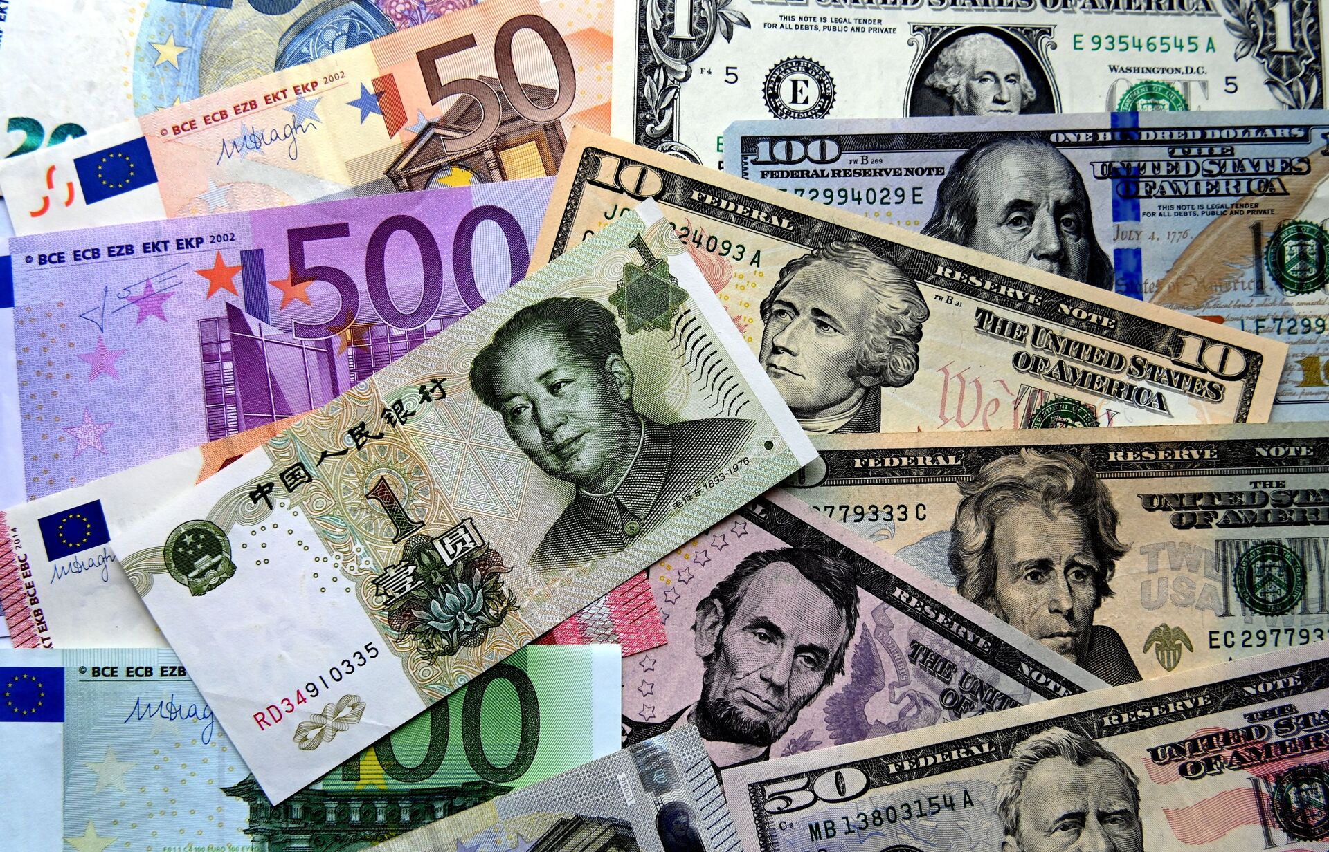 Банкноты евро, долларов США и китайских юаней - ПРАЙМ, 1920, 01.12.2022