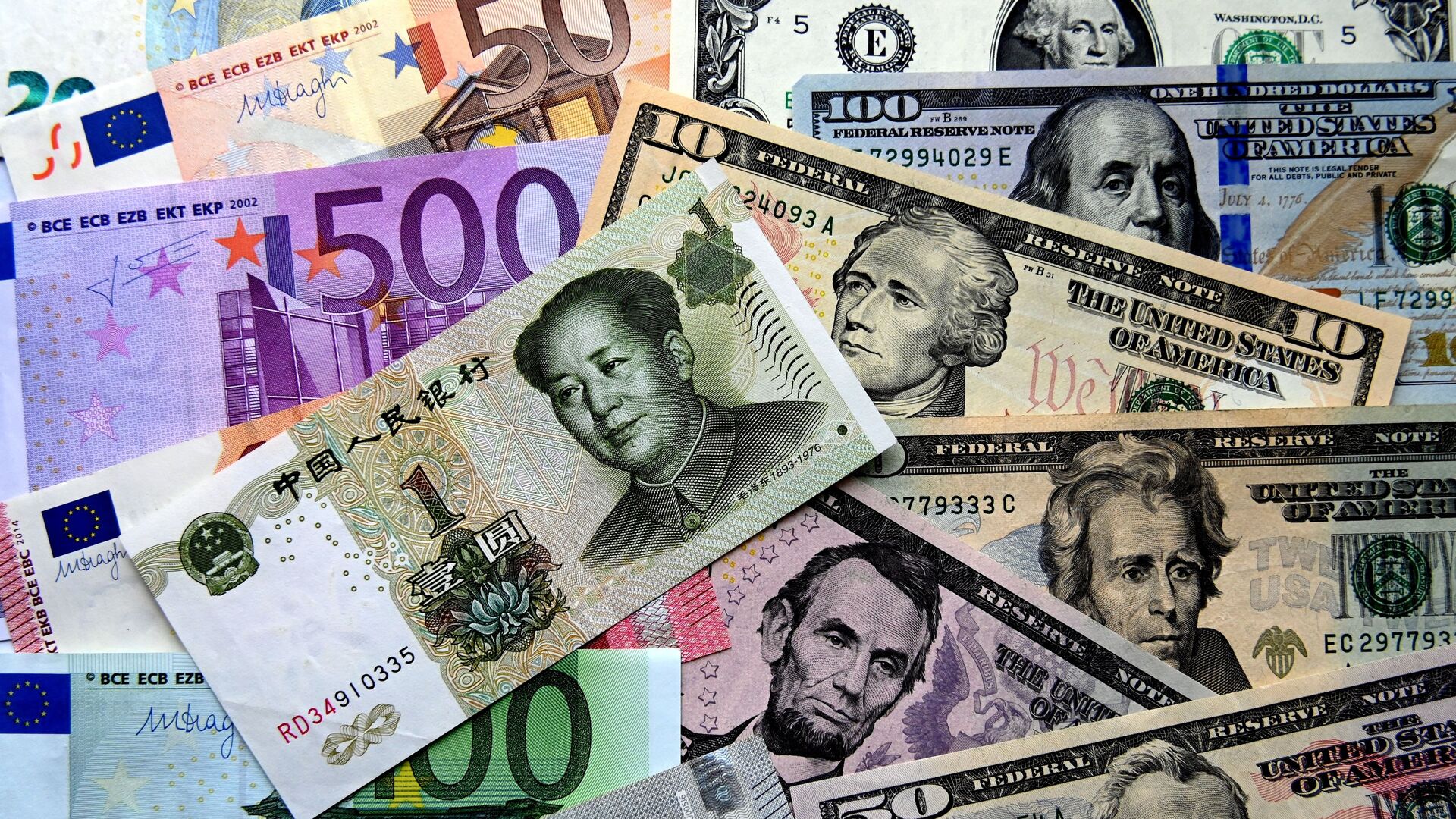 Банкноты евро, долларов США и китайских юаней - ПРАЙМ, 1920, 16.01.2024