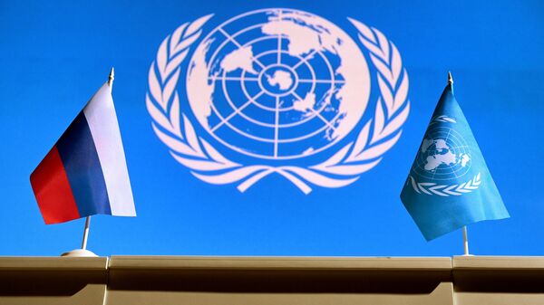 Флаги России и ООН (Организация Объединенных Наций).