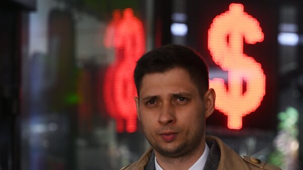 Мужчина проходит мимо пункта обмена валют в Москве