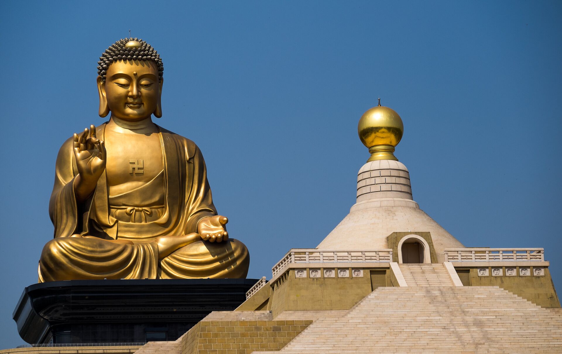 Позолоченная статуя Будды в одном из городов Тайваня - ПРАЙМ, 1920, 03.08.2022