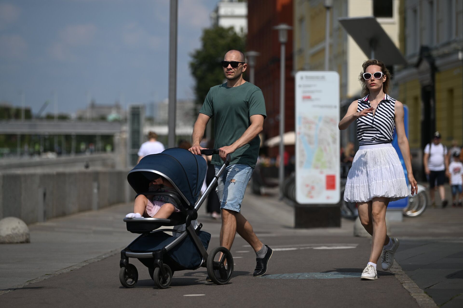 Жители Москвы гуляют с ребенком в коляске по набережной - ПРАЙМ, 1920, 16.09.2022