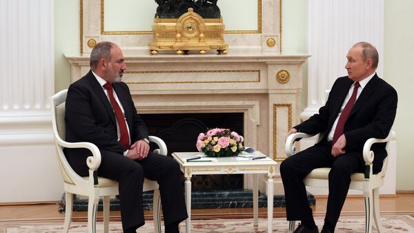 Президент РФ Владимир Путин и премьер-министр Армении Никол Пашинян (слева)