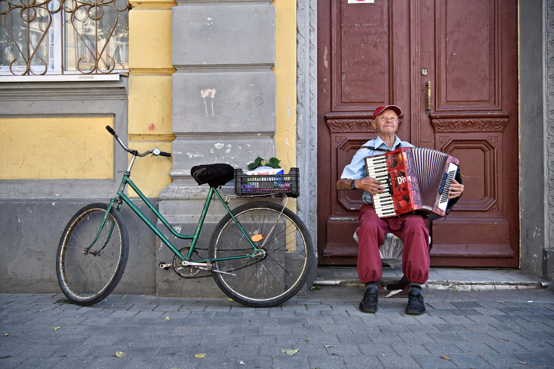 Мужчина на улице в городе Гвардейске - ПРАЙМ, 1920, 12.09.2022